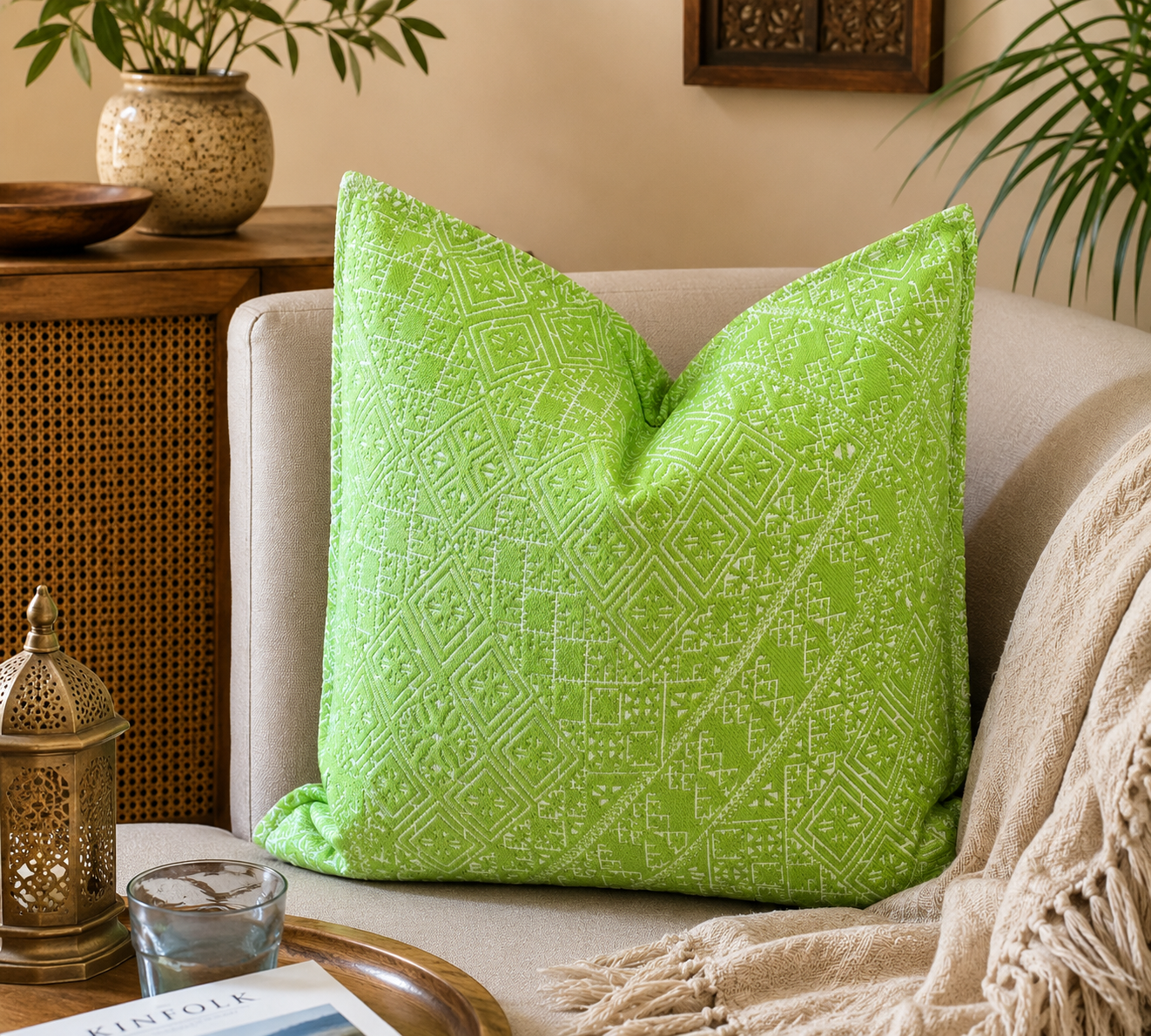 Coussin vert lime à motif géométrique marocain dans une ambiance néobeldi chaleureuse avec canapé beige et décoration naturelle – Biyadi Collection.