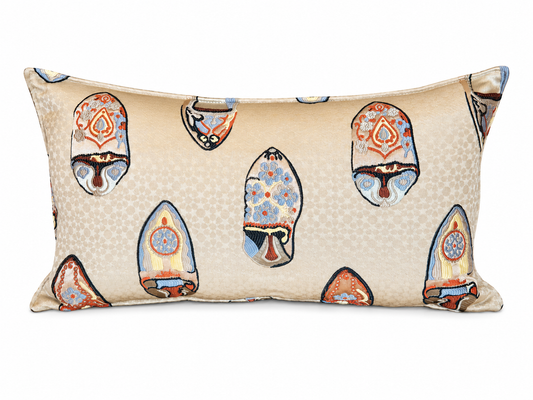 Coussin rectangulaire à motif zellij marocain bleu, beige et terracota, en ambiance élégante sur canapé texturé, création exclusive Biyadi Collection.