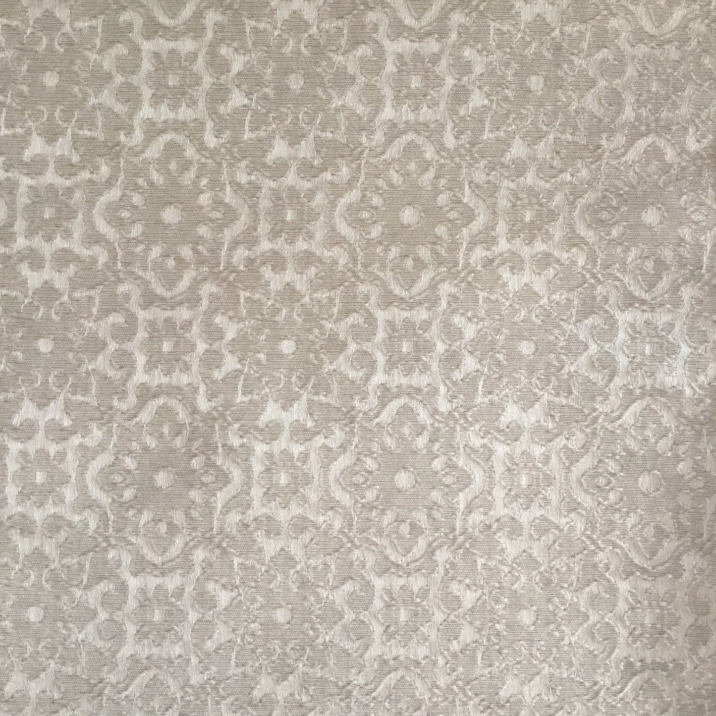 Tissu damassé floral vert eau tissé en relief avec effet brodé, tissu d’ameublement exclusif tissé au Maroc par Biyadi Collection.

