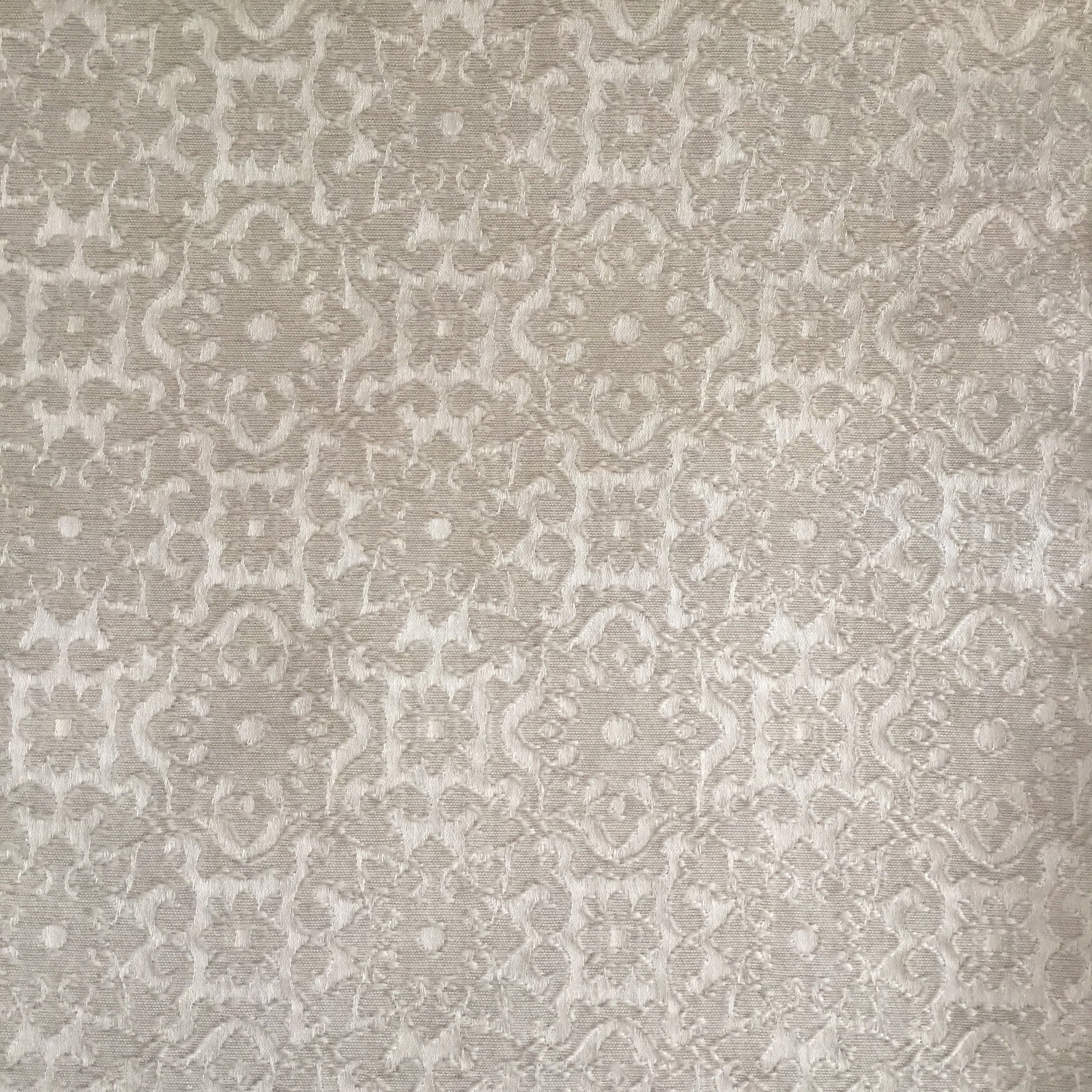 Tissu damassé floral vert eau tissé en relief avec effet brodé, tissu d’ameublement exclusif tissé au Maroc par Biyadi Collection.

