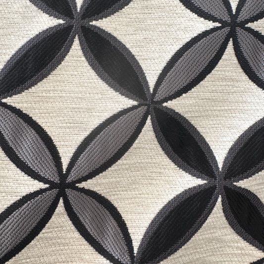 e tissu en chenille élégant se distingue par un motif circulaire noir et gris, conférant une esthétique contemporaine et raffinée. 