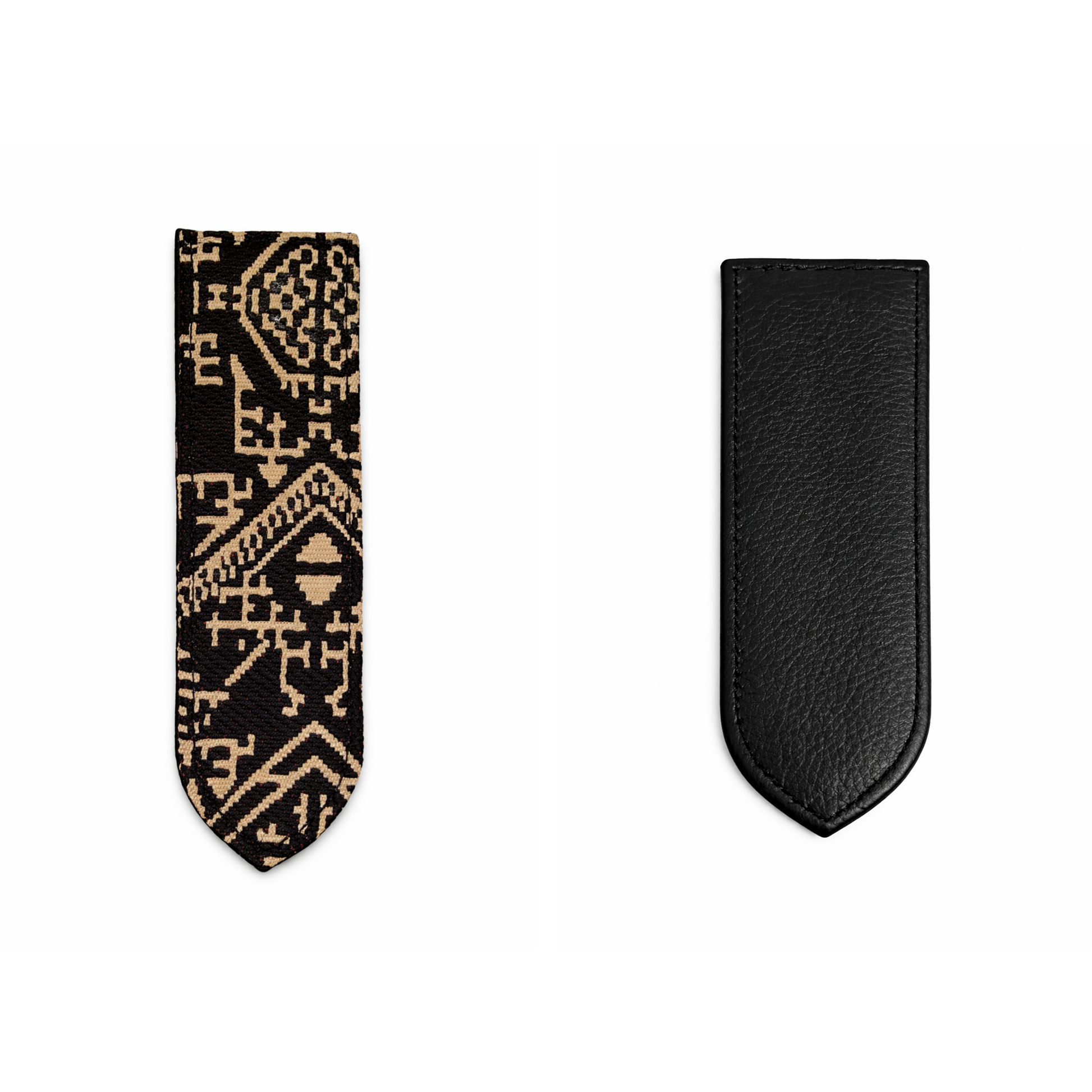 Marque-page réversible en tissu Tarz noir à motifs géométriques et cuir noir , présenté recto verso sur fond blanc.