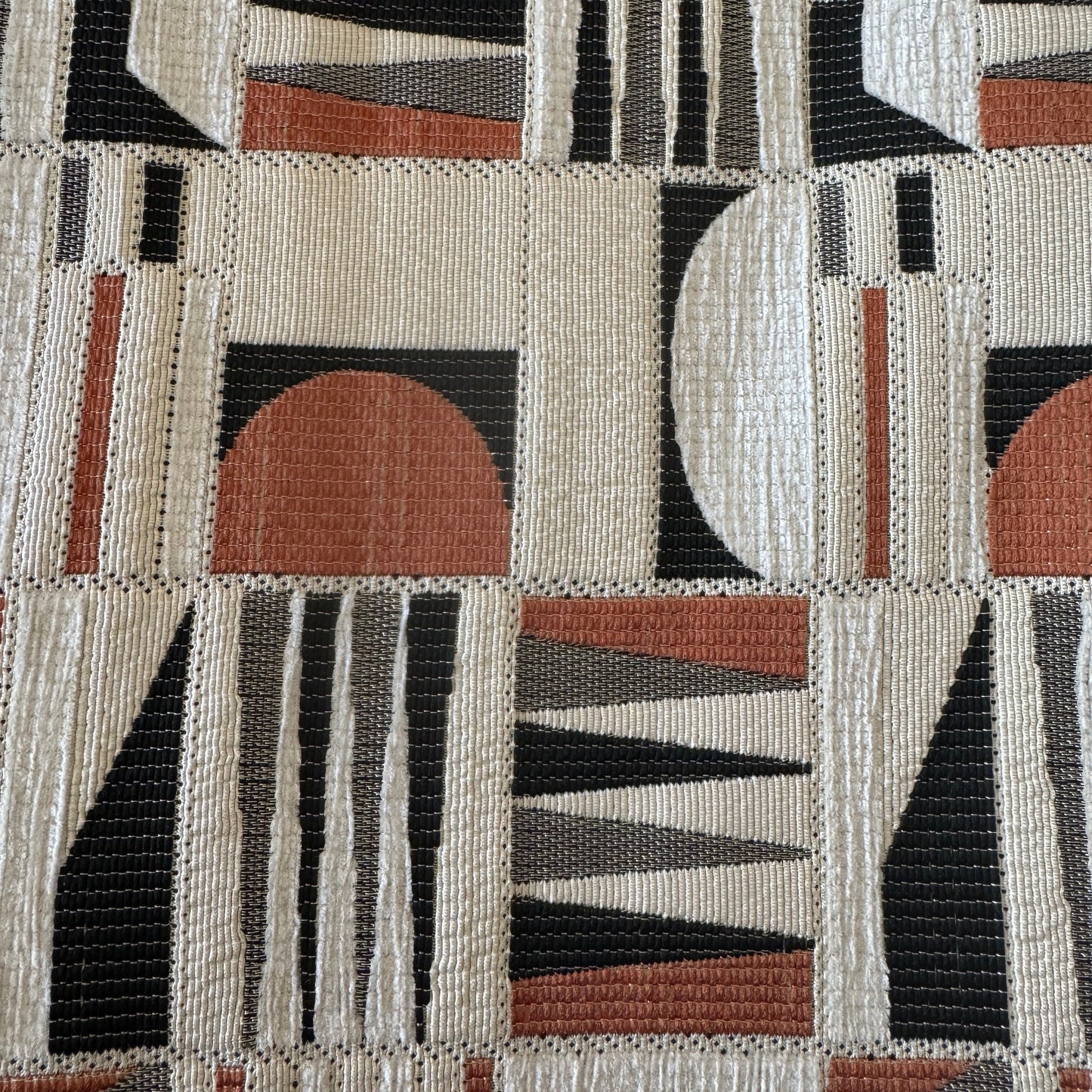 Tissu d’ameublement Modernisme Graphique – motif en relief noir et ocre – Biyadi Collection"