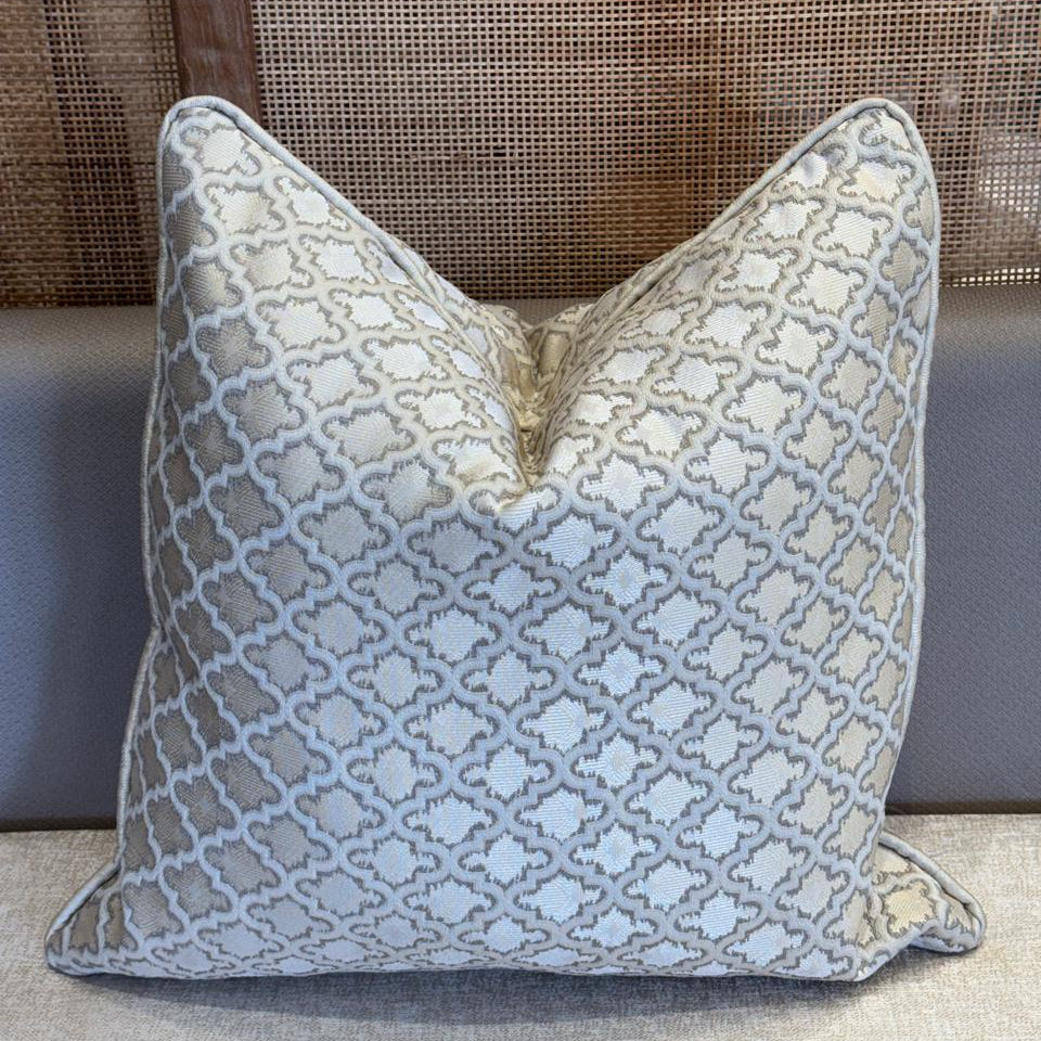 Coussin décoratif à motif géométrique écru et taupe, tissu tissé en relief, finition soignée pour intérieur moderne ou salon marocain revisité.