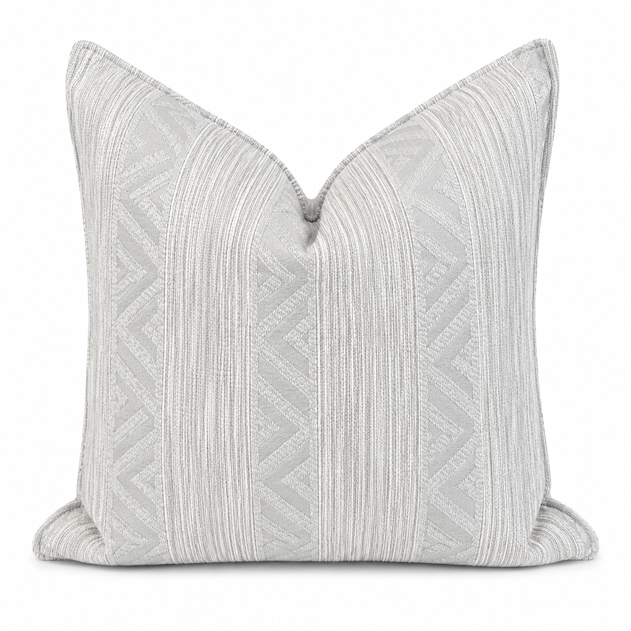 Coussin beige texturé à motifs géométriques grises dans une ambiance néobeldi élégante avec canapé clair et décoration minimaliste – Biyadi Collection.