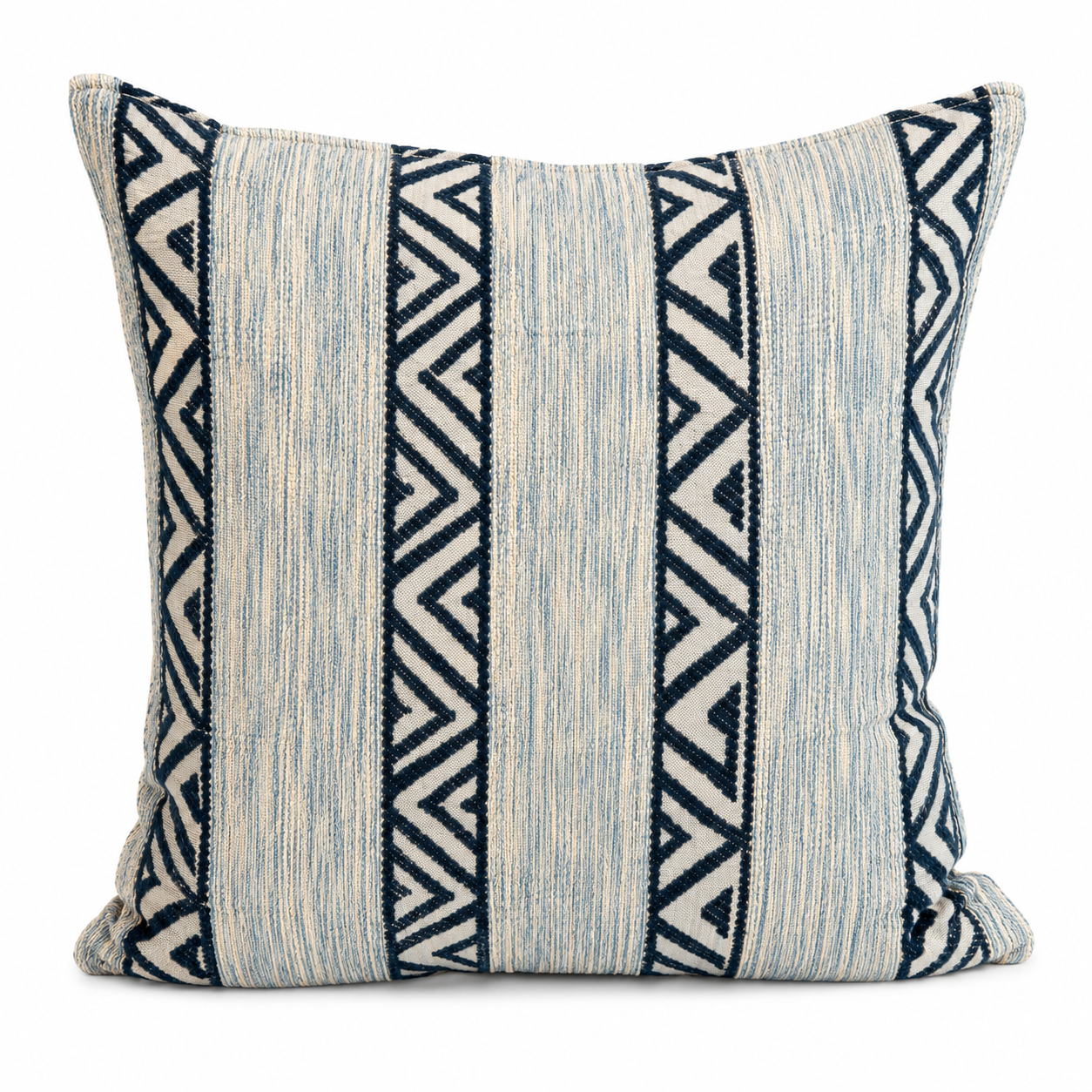 Coussin décoratif en tissu tissé à bandes verticales bleu clair et motifs zigzag bleu foncé, au style graphique et contemporain.
