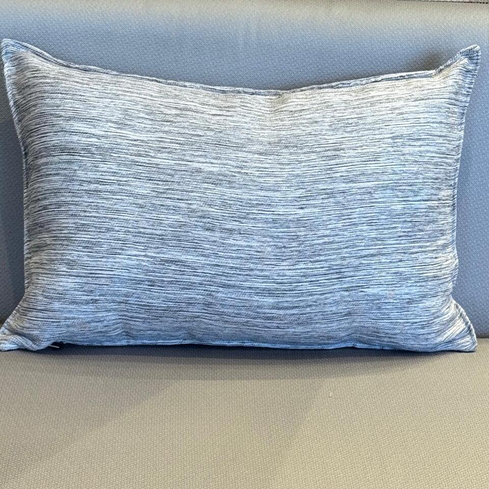 Coussin rectangulaire taupe à texture finement lignée, design moderne et épuré, idéal pour une décoration élégante et contemporaine.