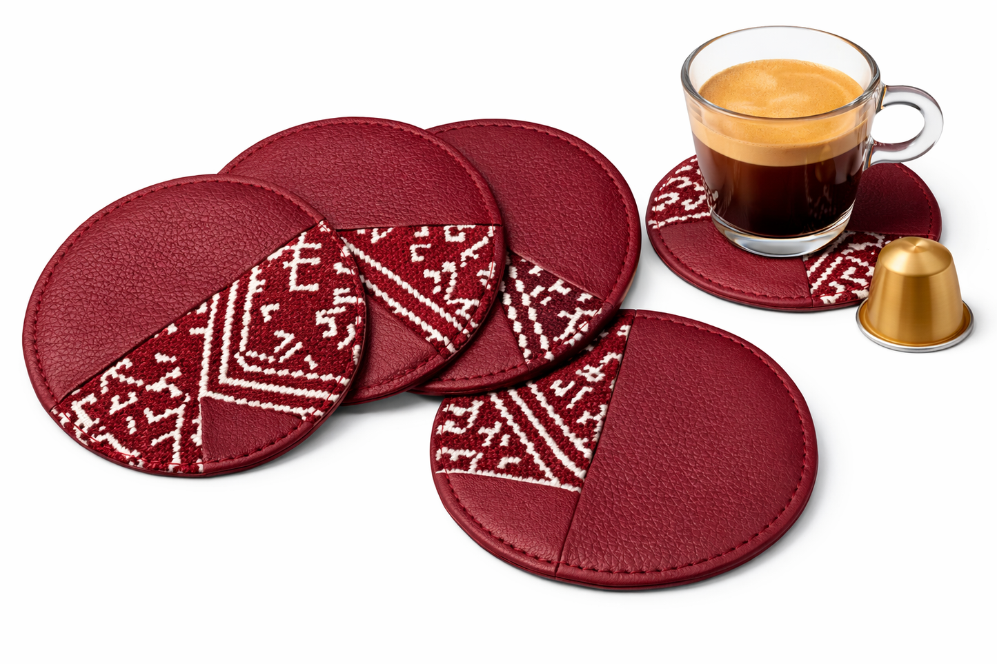 Pack de cinq sous-tasses rondes bordeaux en cuir et tissu Tarz à motifs écrus, présenté avec une tasse de café.