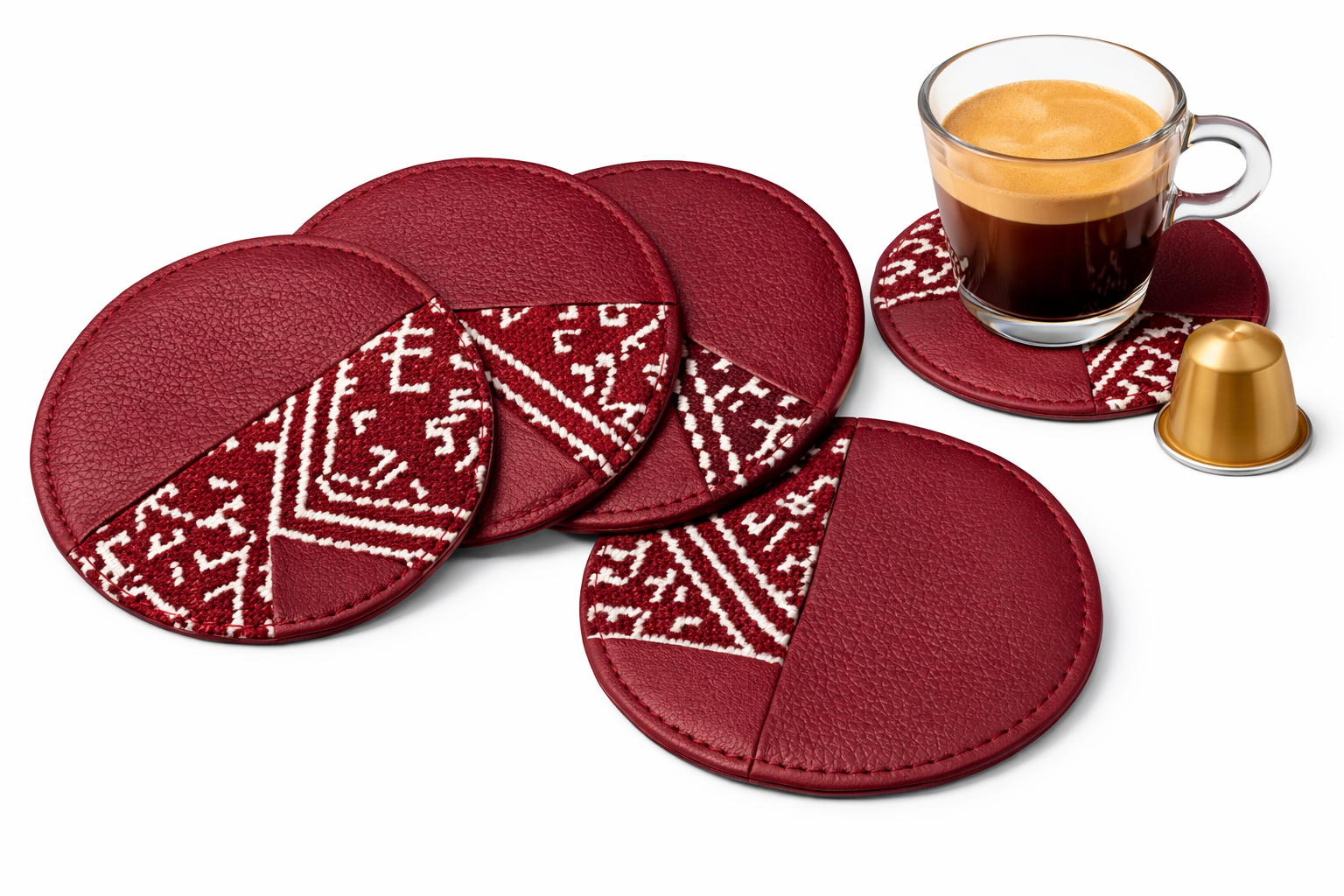 Pack de cinq sous-tasses rondes bordeaux en cuir et tissu Tarz à motifs écrus, présenté avec une tasse de café.