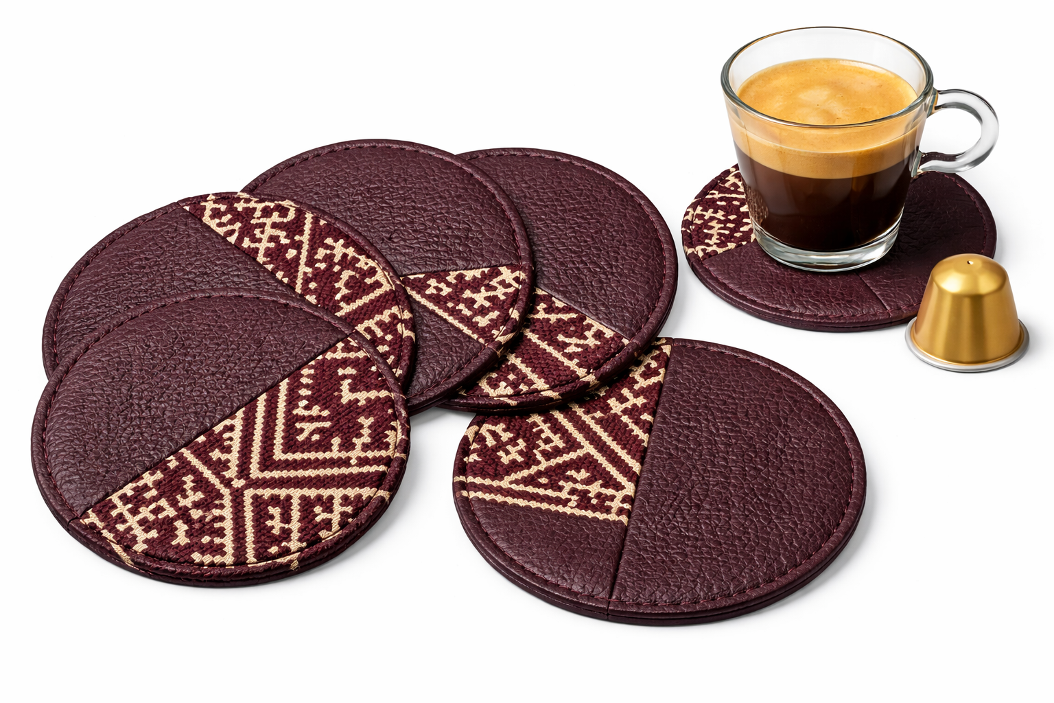 Pack de cinq sous-tasses rondes bordeaux en cuir et tissu Tarz à motifs écrus, présenté avec une tasse de café.