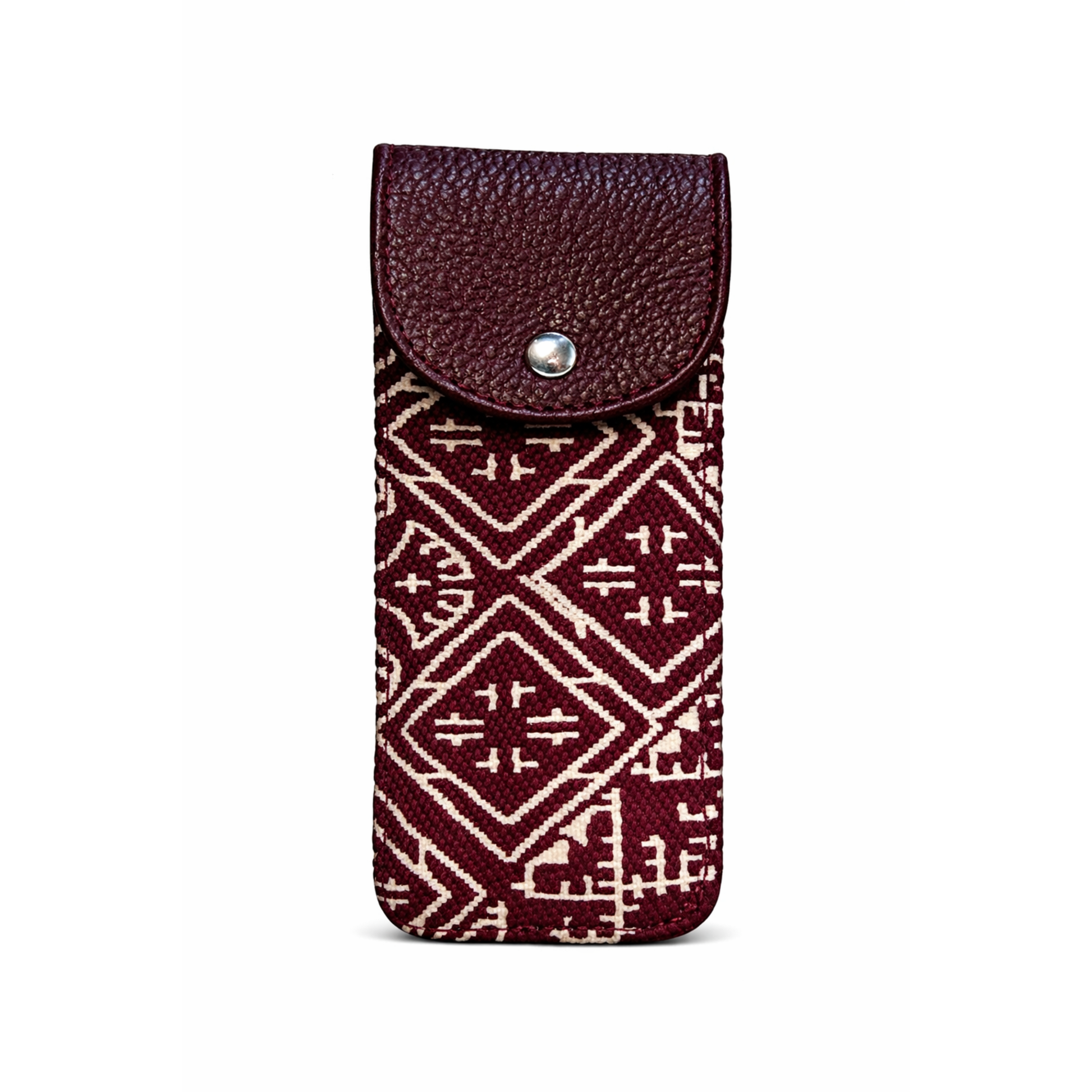 Pochette à stylos burgundy en cuir et tissu Tarz à motifs géométriques écrus, avec fermeture à bouton-pression.