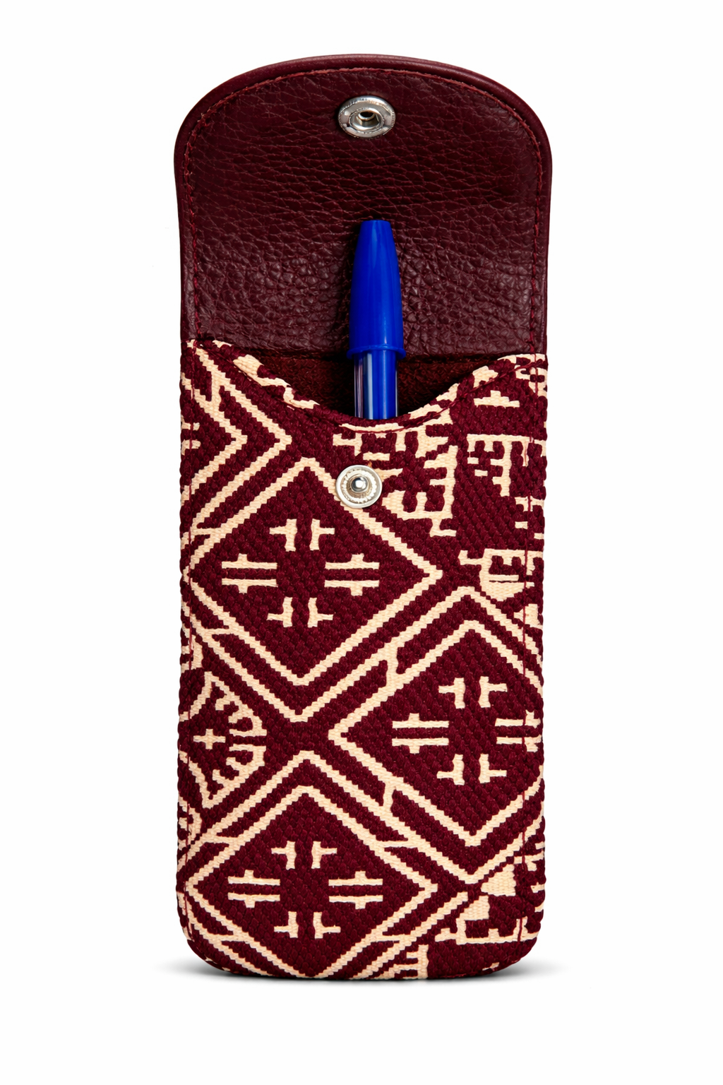 Pochette à stylos bordeaux ouverte en cuir et tissu Tarz à motifs écrus, avec fermeture à bouton-pression.