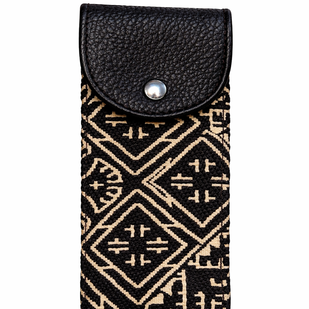 Pochette à stylos noire en cuir et tissu Tarz à motifs géométriques écrus, avec fermeture à bouton-pression.