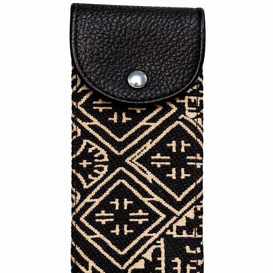 Pochette à stylos noire en cuir et tissu Tarz à motifs géométriques écrus, avec fermeture à bouton-pression.