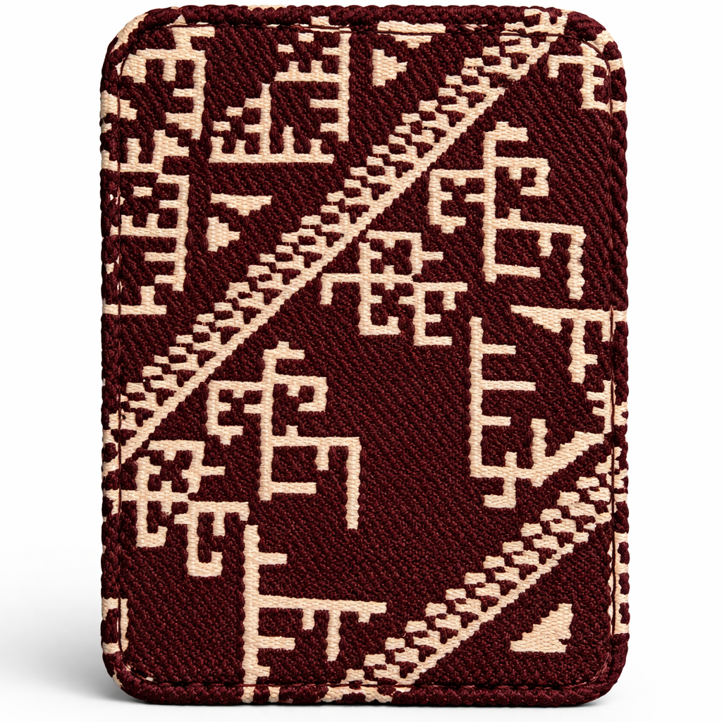 Dos du porte-cartes Biyadi Collection en tissu tissé burgundy à motif marocain géométrique, élégant, compact et fabriqué au Maroc.