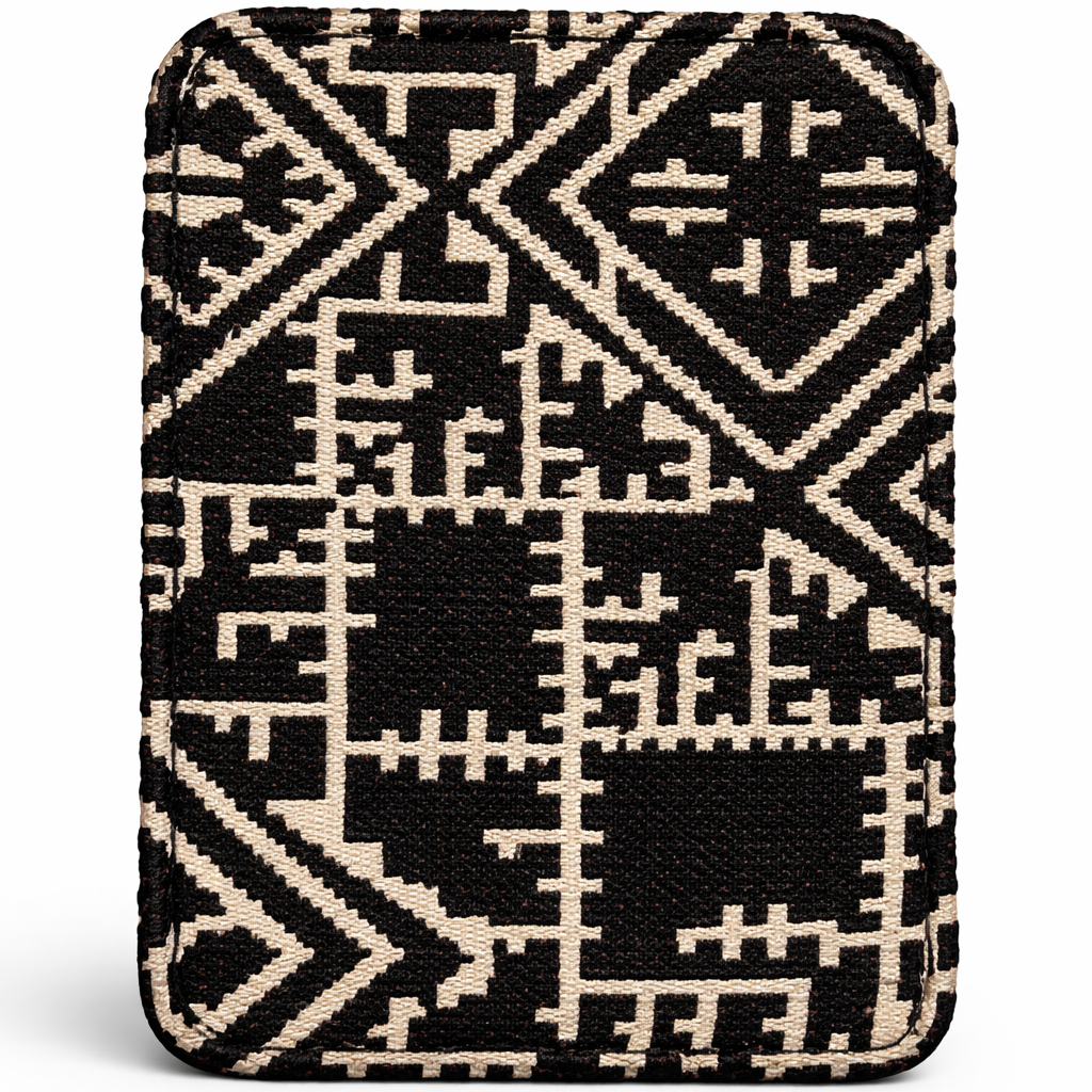 Dos du porte-cartes Biyadi Collection en tissu tissé noir à motif marocain géométrique, élégant, compact et fabriqué au Maroc.
