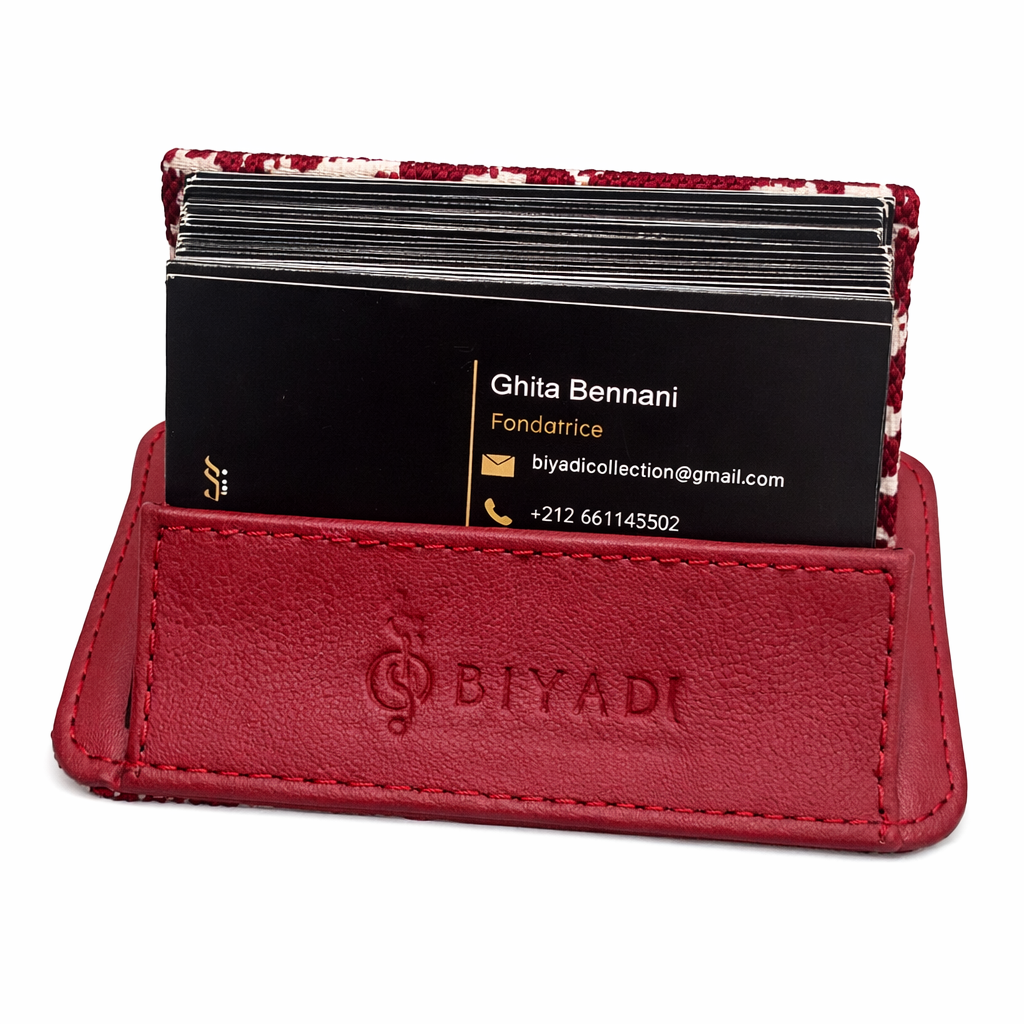 Porte-cartes de visite bordeau en cuir et tissu Tarz, présenté ouvert avec plusieurs cartes professionnelles.