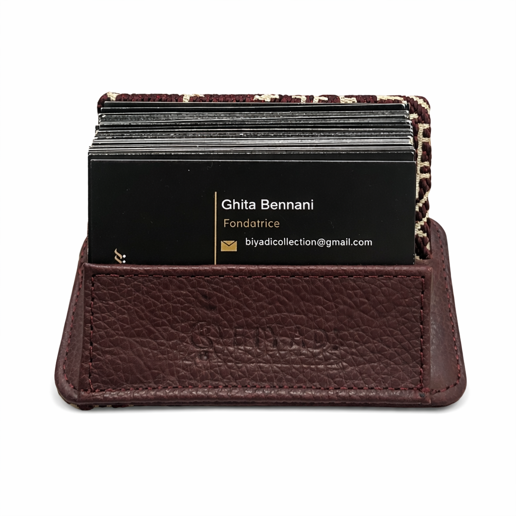 Porte-cartes de visite burgundy en cuir et tissu Tarz, présenté ouvert avec plusieurs cartes professionnelles.