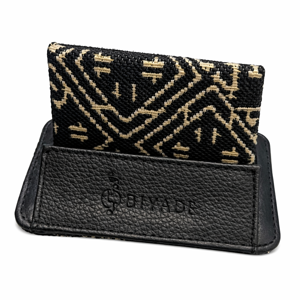 Porte-cartes de visite noir en cuir et tissu Tarz noir à motifs écrus, avec logo Biyadi embossé.