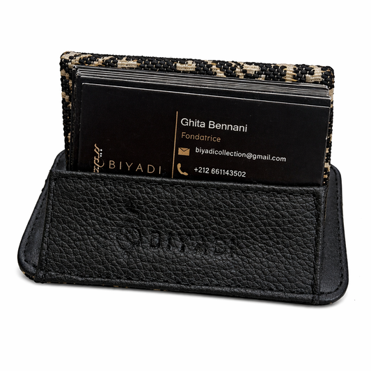 Porte-cartes de visite noir en cuir et tissu Tarz, présenté ouvert avec plusieurs cartes professionnelles.
