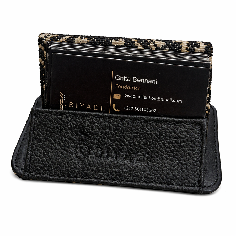 Porte-cartes de visite noir en cuir et tissu Tarz, présenté ouvert avec plusieurs cartes professionnelles.
