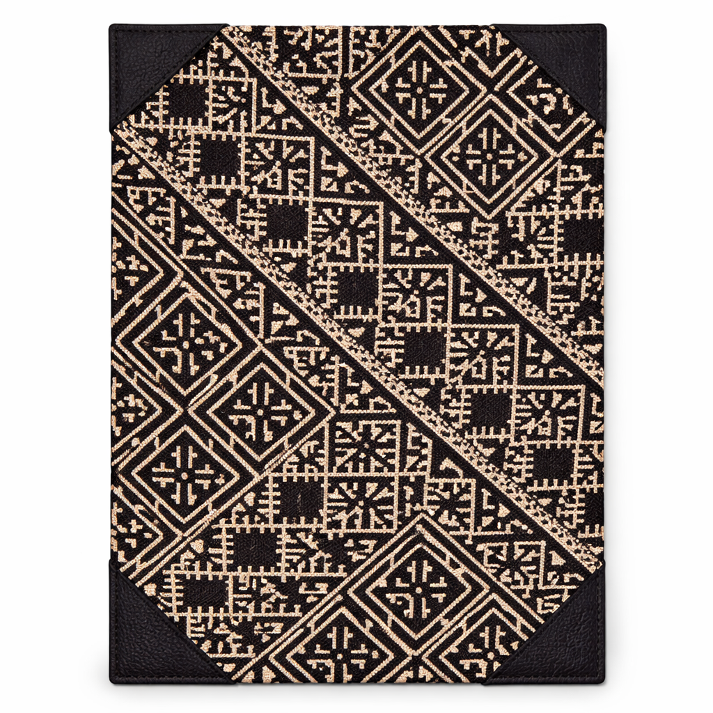 Porte-documents format A5 noir en tissu Tarz à motifs géométriques noir, avec finitions en cuir.