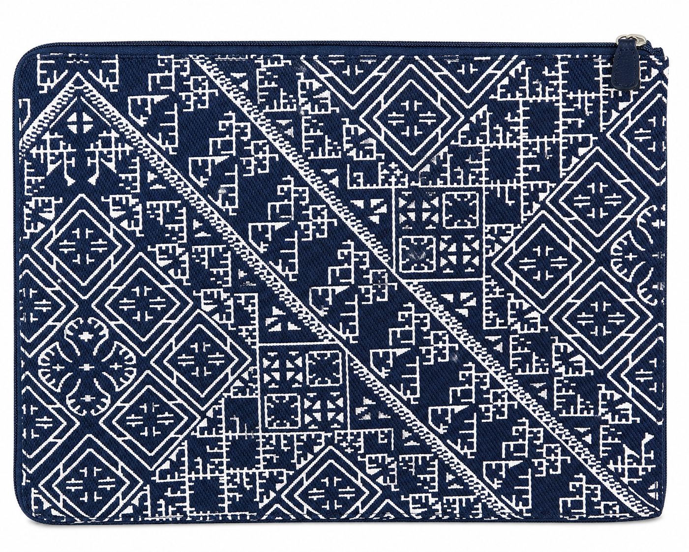 Porte ordinateur en tissu Tarz bleu marine et blanc, à motifs géométriques, avec fermeture éclair.