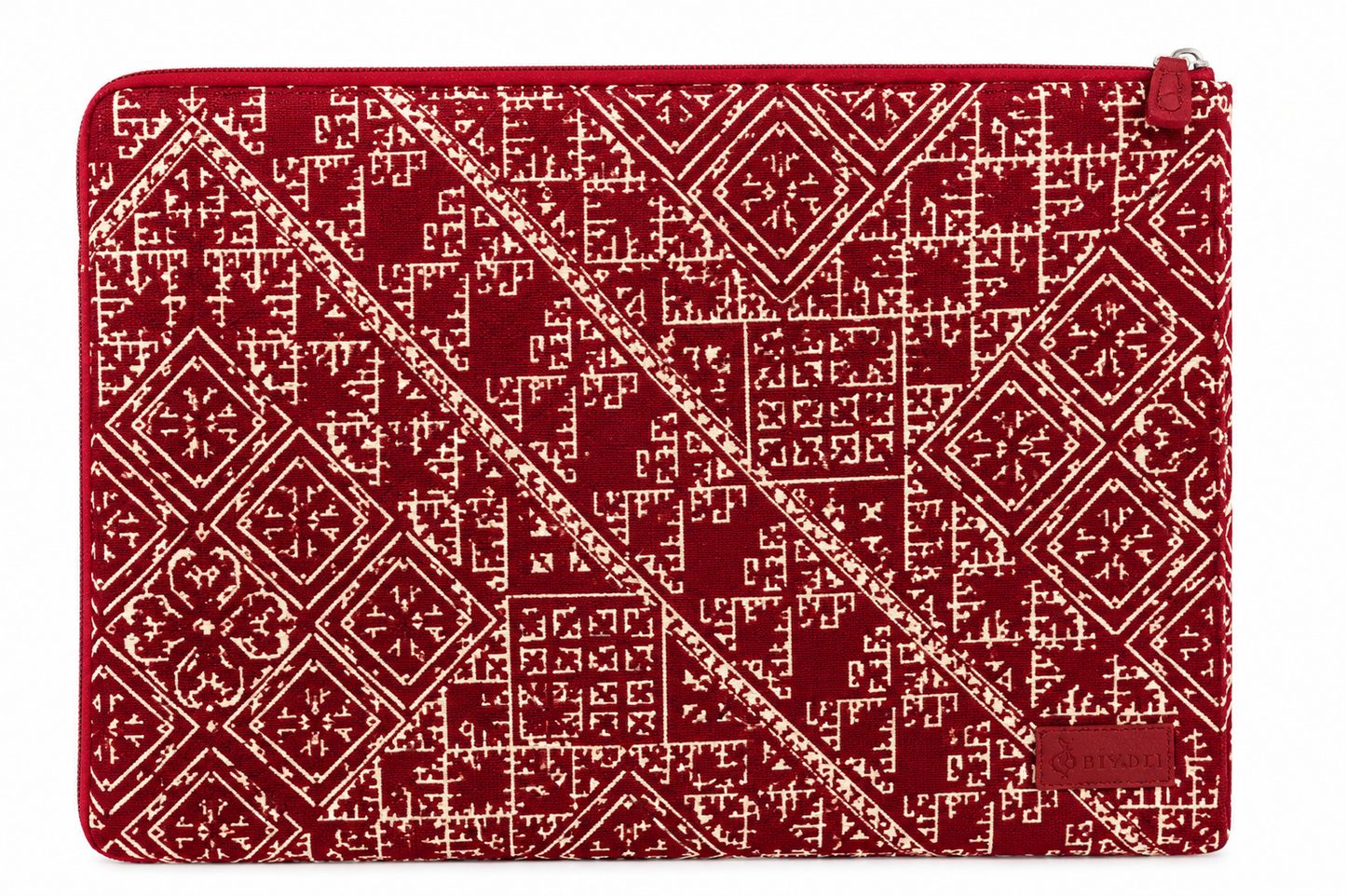 Porte-PC en tissu Tarz rouge et écru à motifs géométriques, avec fermeture éclair, sur fond blanc cassé