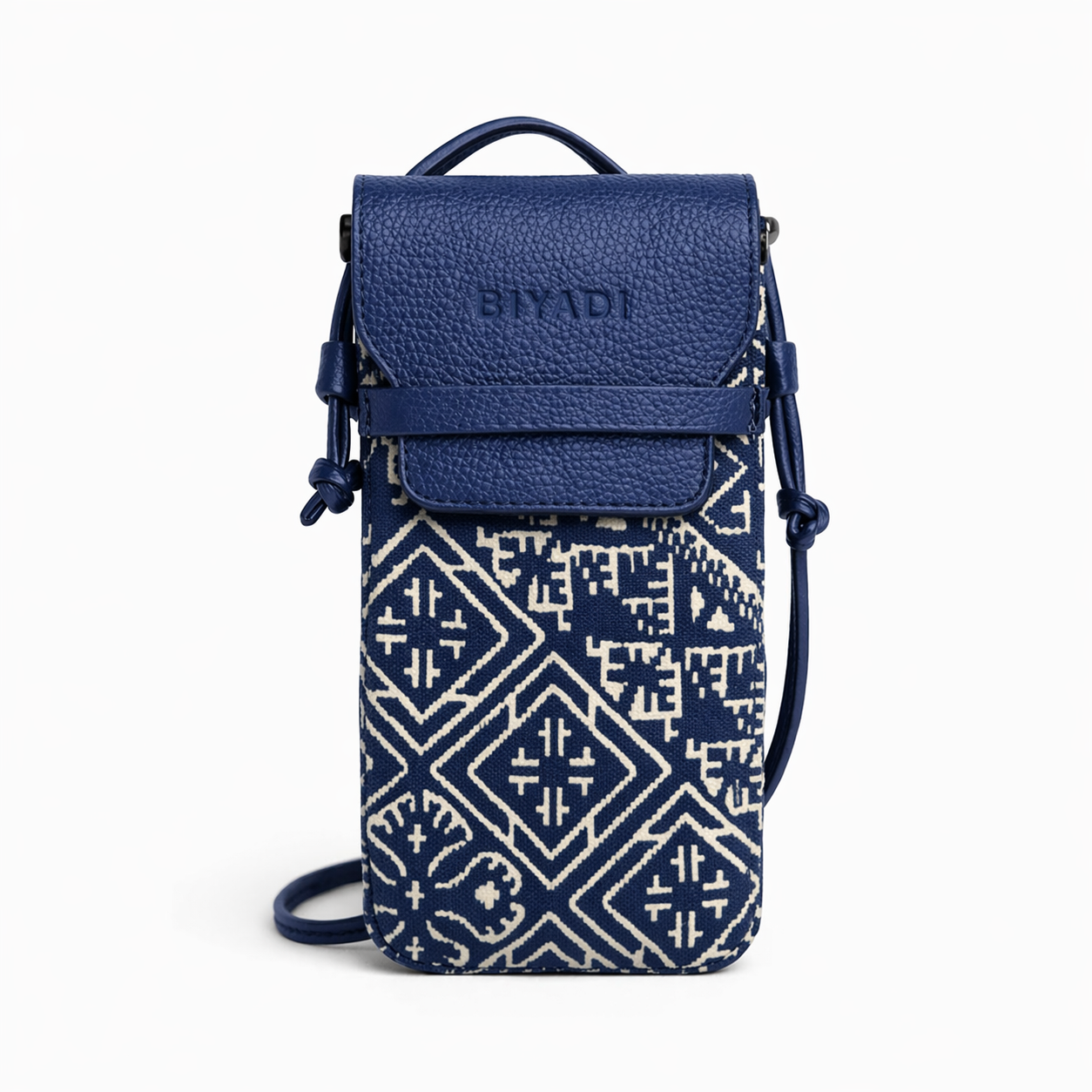 Porte téléphone en tissu marocain bleu à motif géométrique avec rabat et finitions en cuir véritable, fabriqué au Maroc