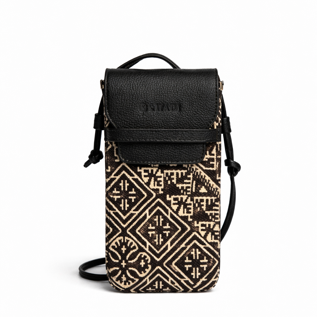 Porte téléphone en tissu marocain noir à motif géométrique avec rabat et finitions en cuir véritable, fabriqué au Maroc