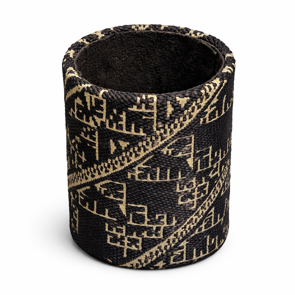 Pot à crayons noir en tissu Tarz à motifs géométriques écrus.