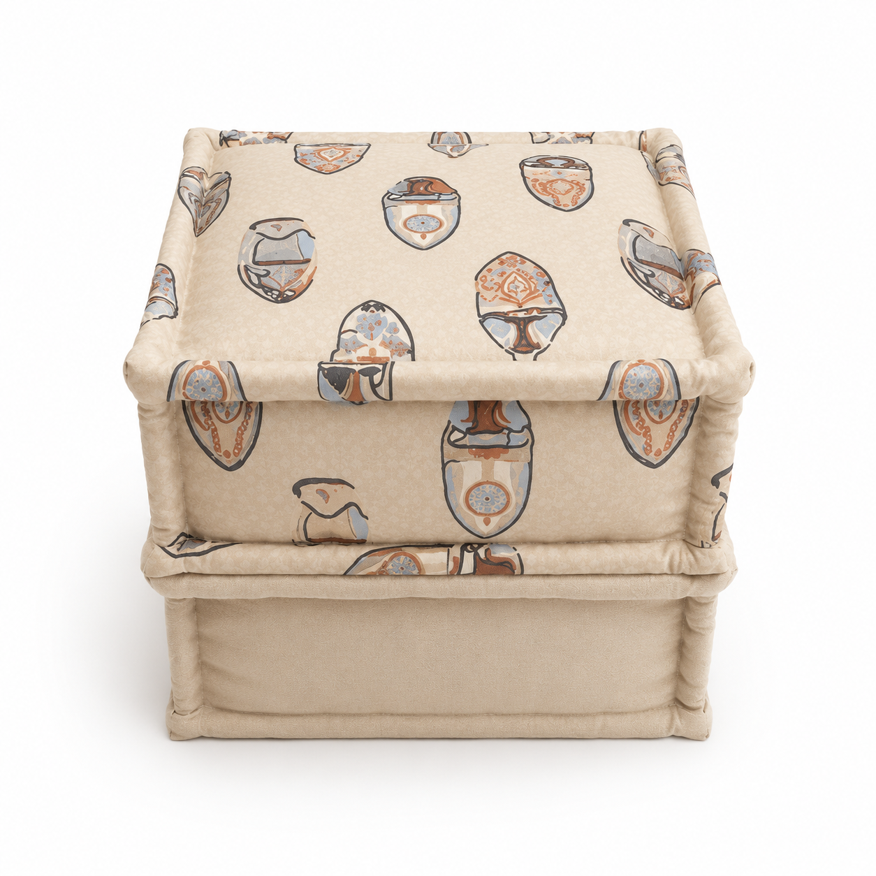 Poufs carré en tissu Babouche Rouale beige, rembourrés et fabriqués au Maroc, idéal pour un salon contemporain ou une chambre.