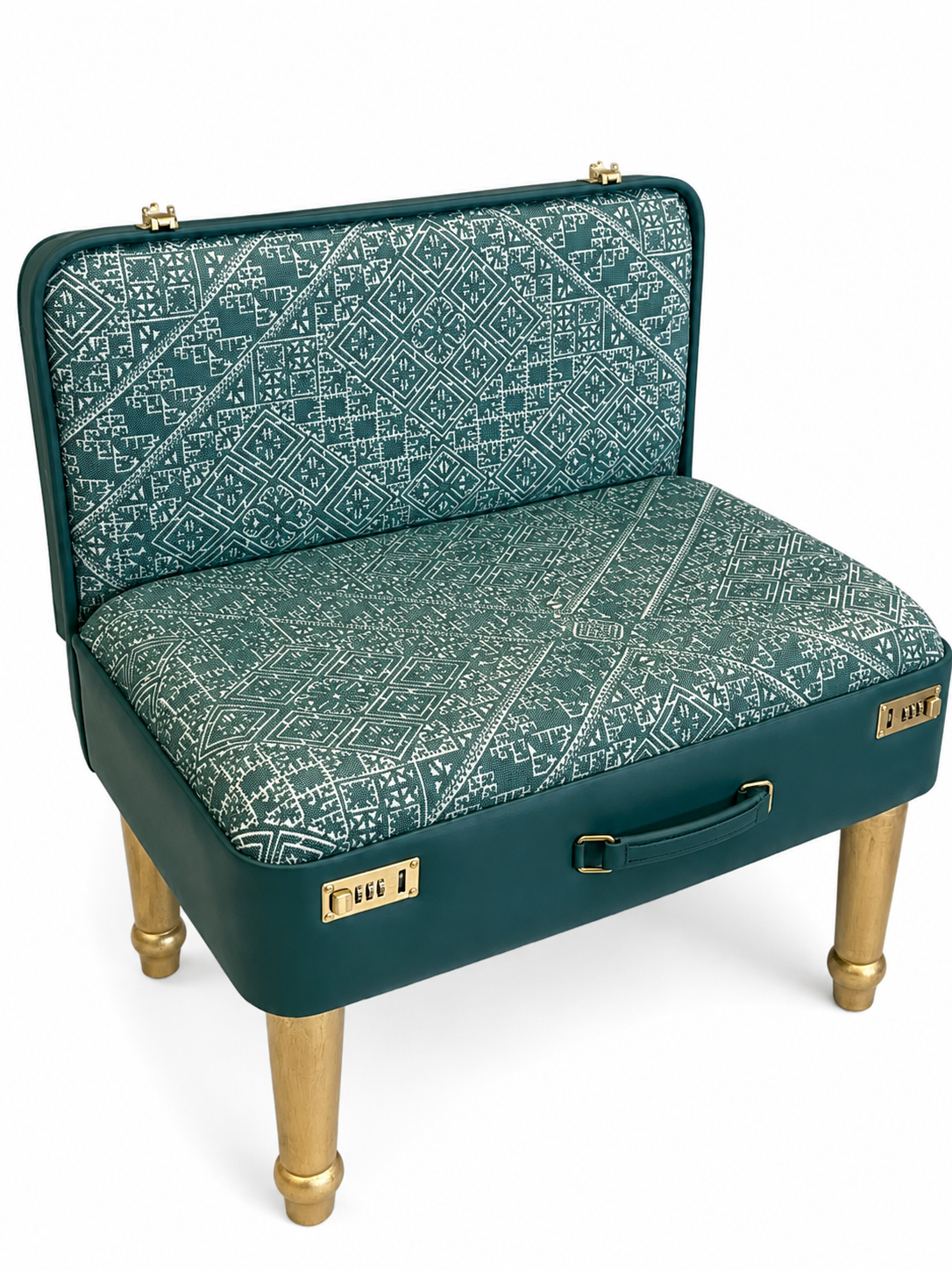 Pouf valise vert en tissu Tarz marocain, pieds dorés et finitions façon valise, création Biyadi Collection.