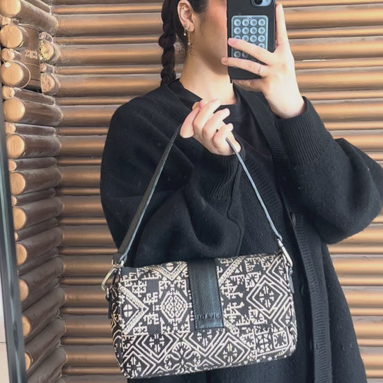 Vidéo Sac baguette porté