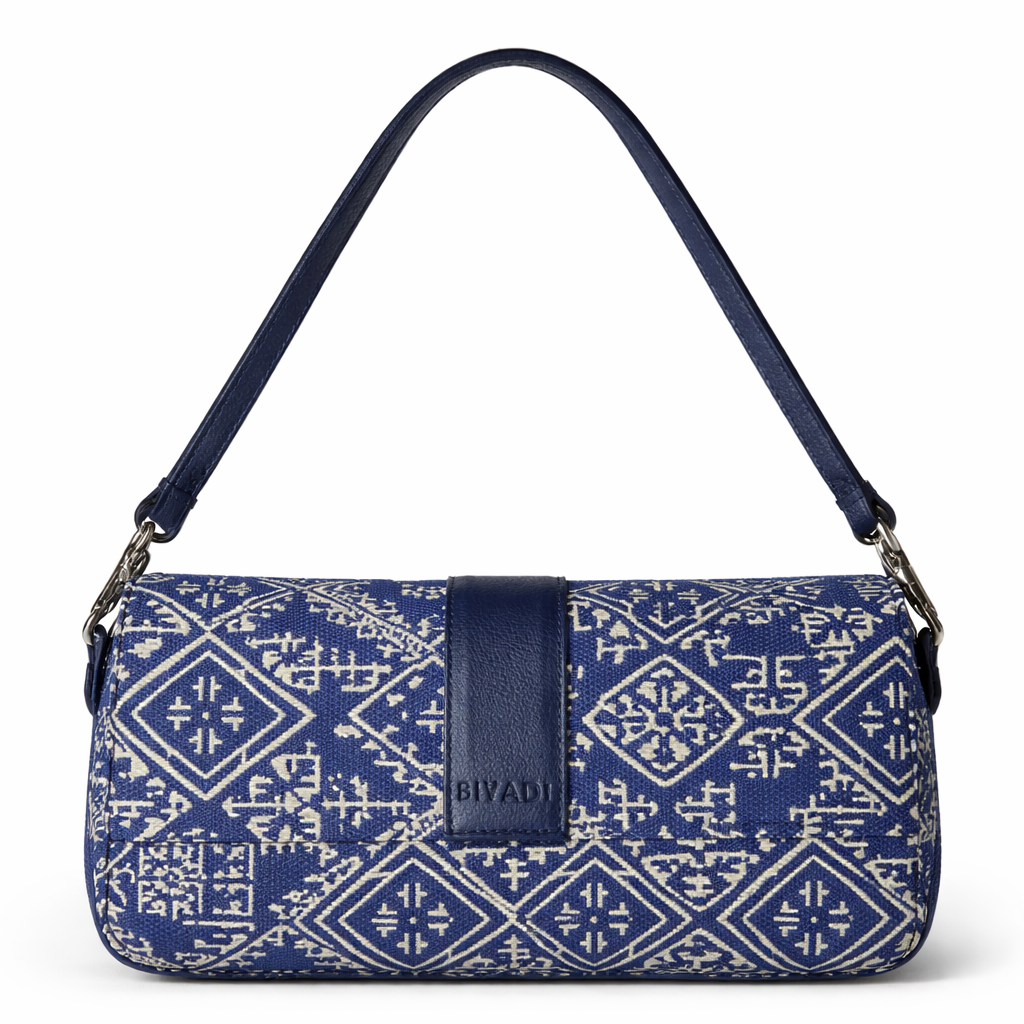 Sac baguette bleu en tissu marocain à motif géométrique avec rabat et finitions en cuir noir