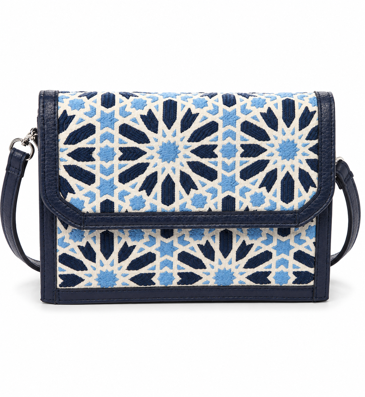 Sac bandoulière Zellij en tissu marocain tissé, avec motifs géométriques bleu ciel et bleu marine inspirés des mosaïques marocaines, finitions bleu marine et bandoulière réglable.