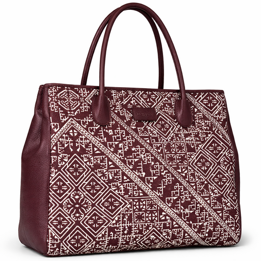 Sac caba burgundy en tissu marocain tissé avec anses en cuir, motif géométrique inspiré du patrimoine marocain.