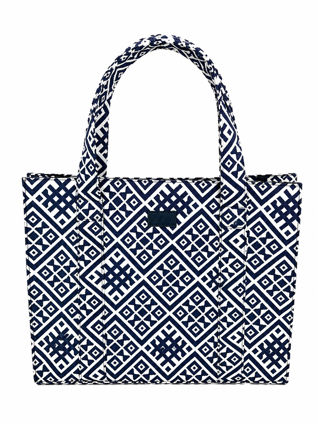 Sac cabas bleu et écru en tissu tissé au Maroc, motif géométrique graphique, anses assorties et logo Biyadi Collection.