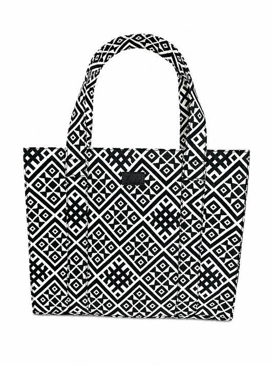 Sac cabas noir et écru en tissu tissé au Maroc, motif géométrique graphique, anses assorties et logo Biyadi Collection.