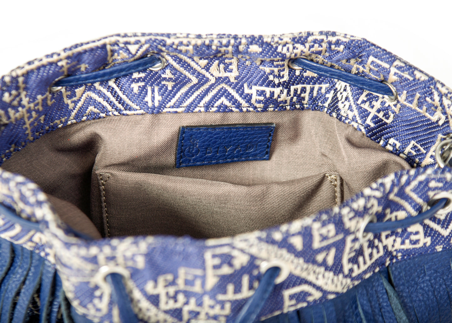 Intérieur du sac seau à franges bleues en tissu marocain avec doublure et poche intérieure Biyadi Collection.