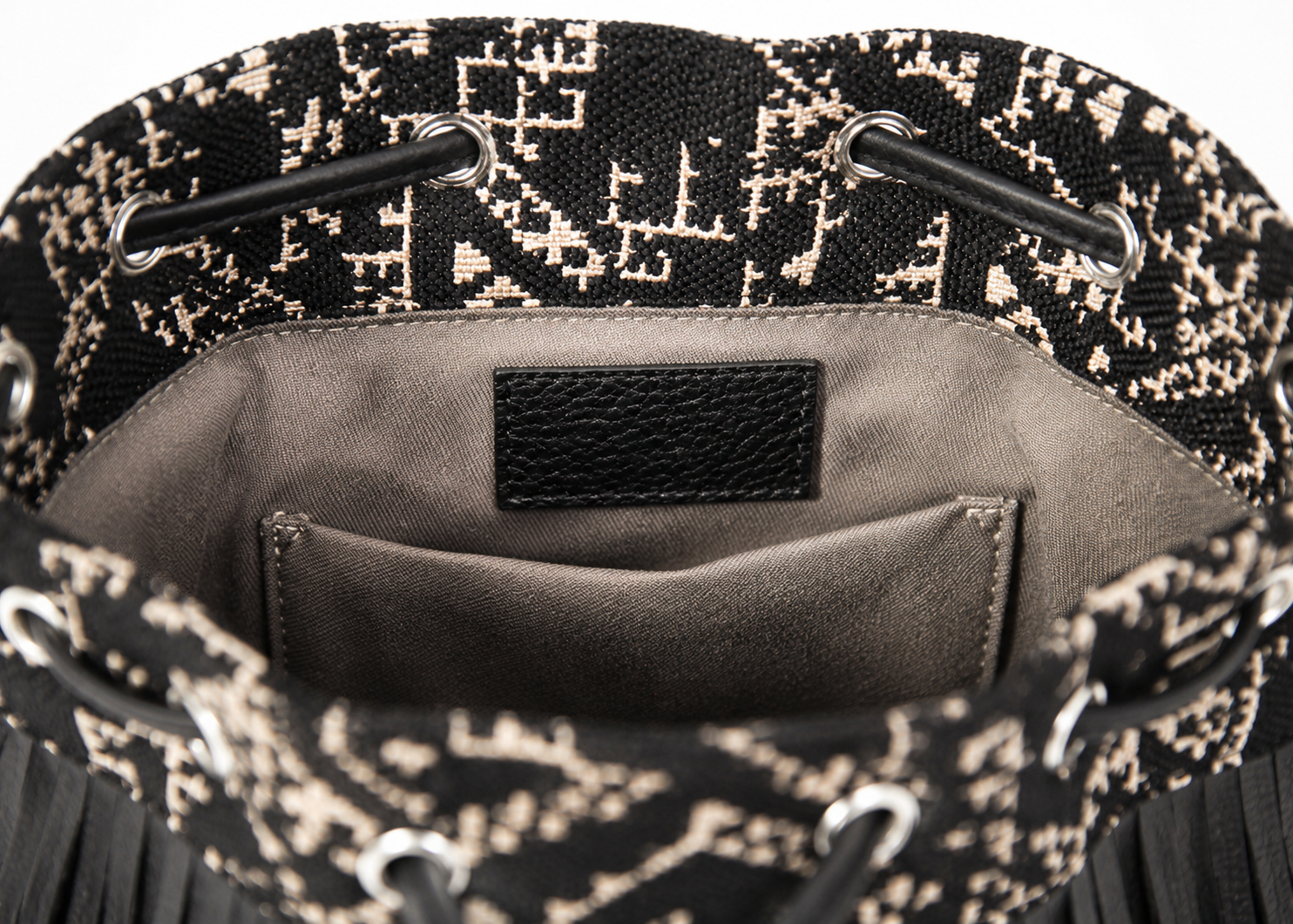 Intérieur du sac seau à franges noires en tissu marocain avec doublure et poche intérieure Biyadi Collection.