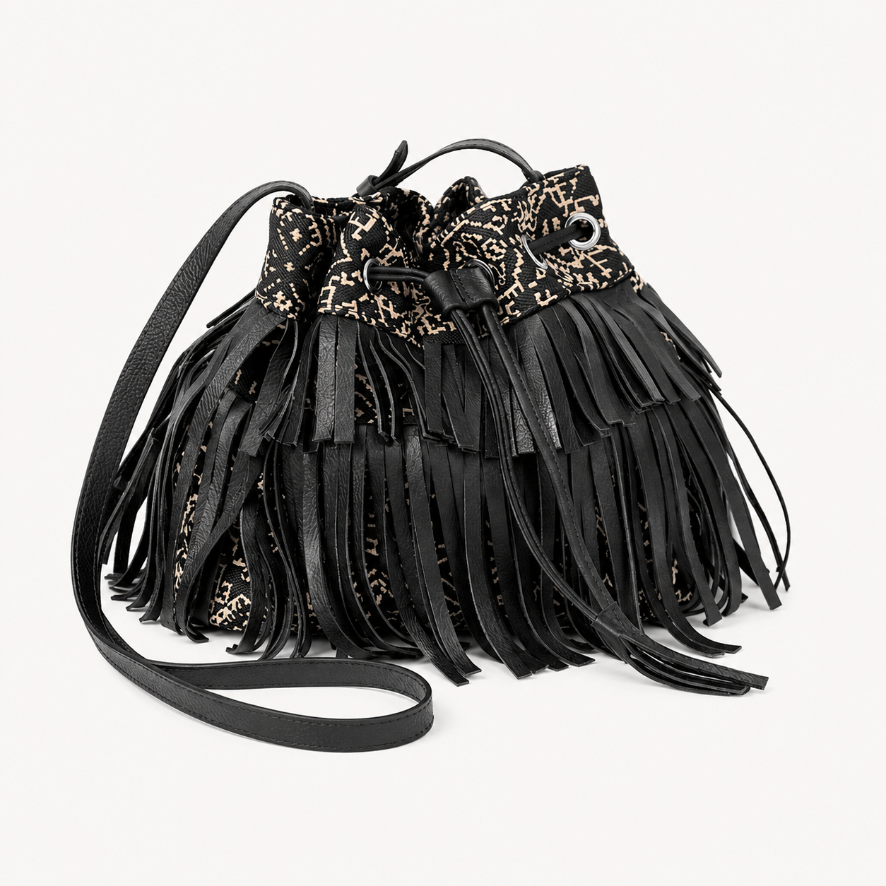Sac seau à franges noir en tissu marocain  tissé au Maroc avec finitions en cuir, création Biyadi Collection.