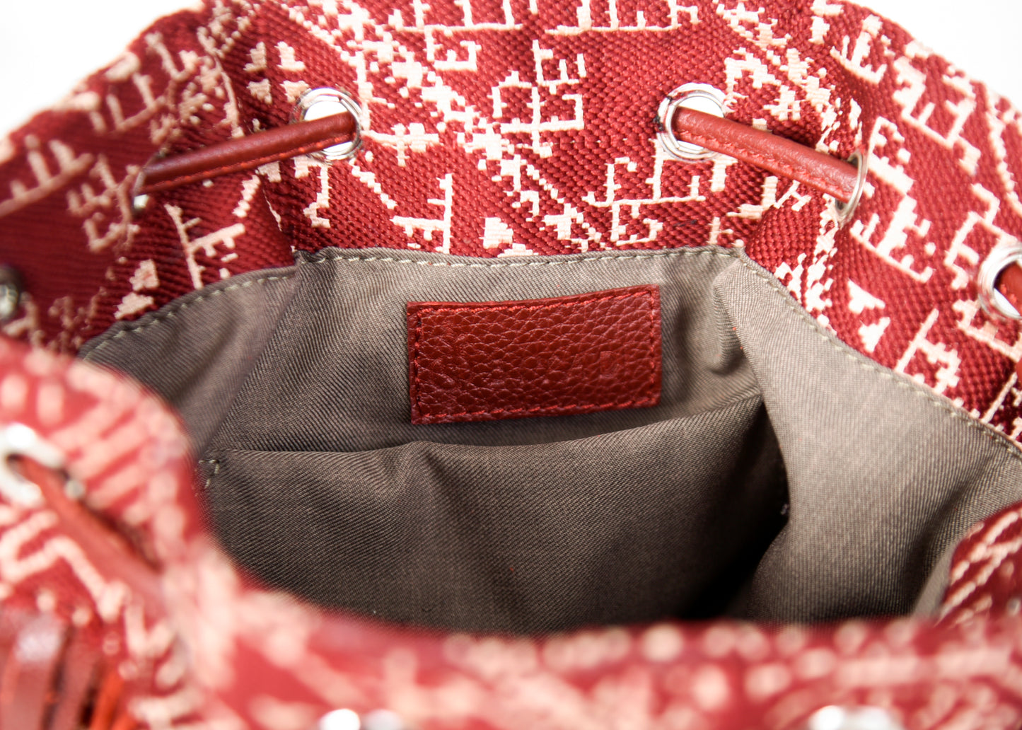 Intérieur du sac seau à franges rouge en tissu marocain avec doublure et poche intérieure Biyadi Collection.