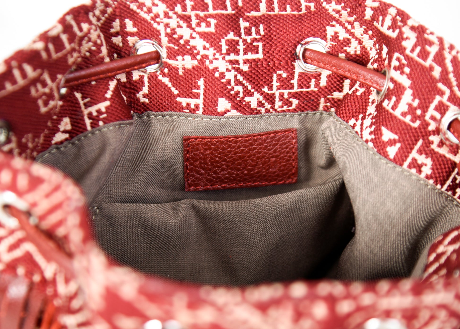 Intérieur du sac seau à franges rouge en tissu marocain avec doublure et poche intérieure Biyadi Collection.