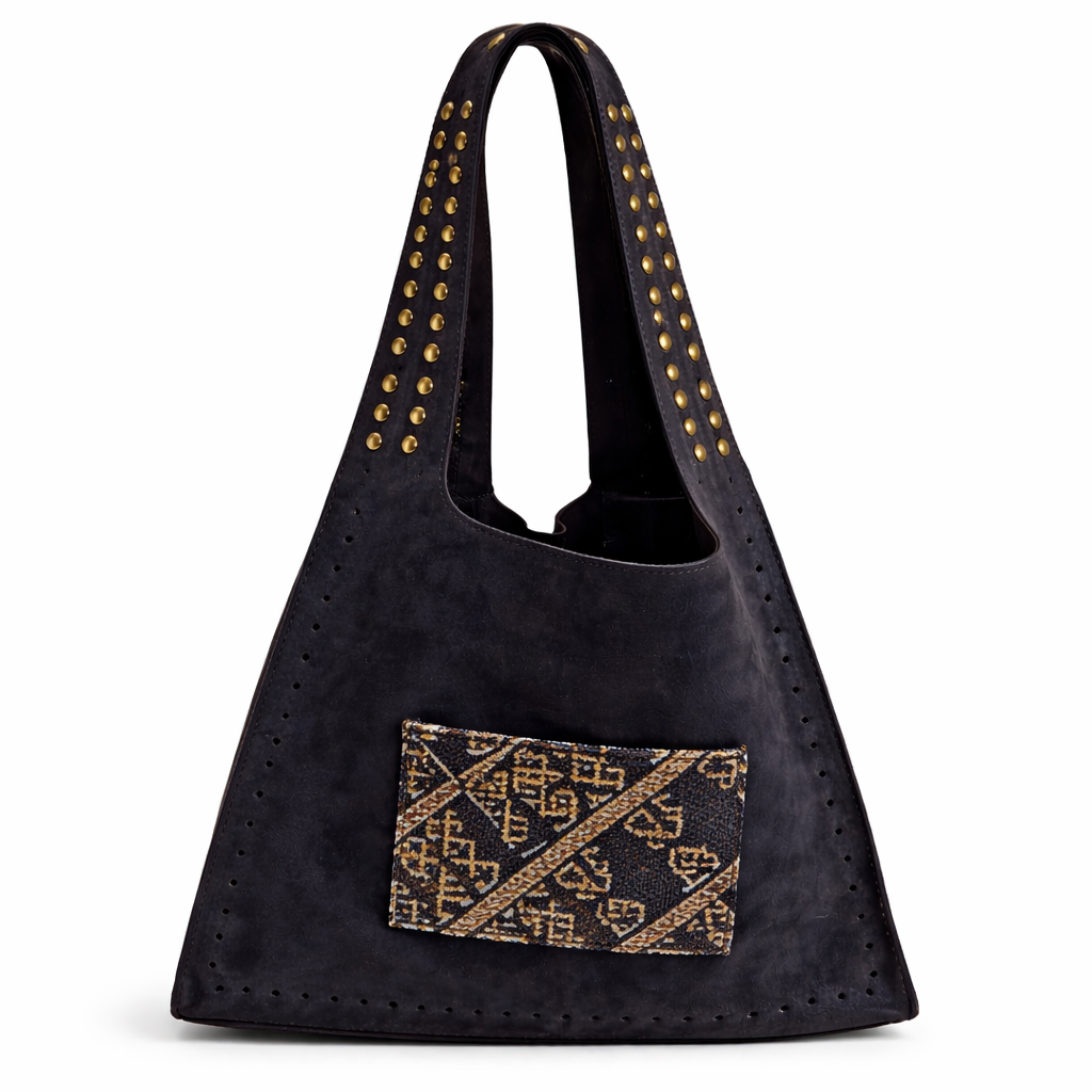 Sac Tote Kech en daim bleu et tissu tissé marocain, grand cabas femme avec détails cloutés dorés et poche extérieure assortie, création Biyadi Collection.