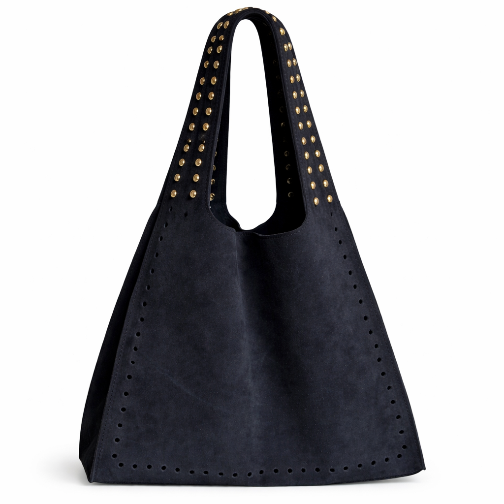 Derriere du sac Tote Kech en daim bleu et tissu tissé marocain, grand cabas femme avec détails cloutés dorés et poche extérieure assortie, création Biyadi Collection.