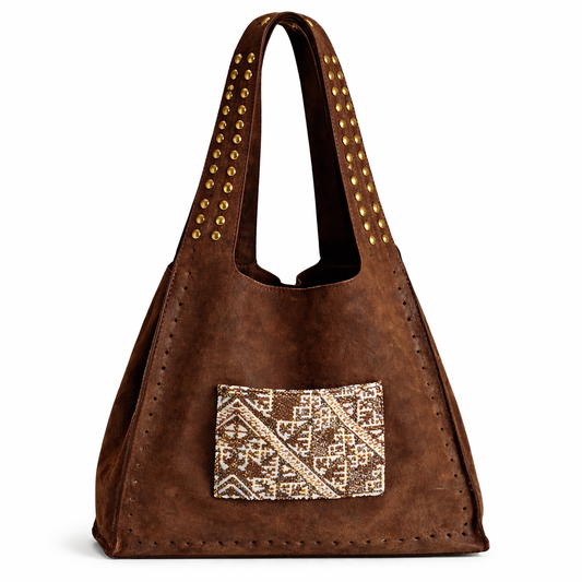 Sac Tote Kech en daim marron et tissu tissé marocain, grand cabas femme avec détails cloutés dorés et poche extérieure assortie, création Biyadi Collection.