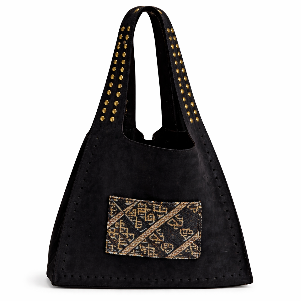 Sac Tote Kech en daim noir et tissu tissé marocain, grand cabas femme avec détails cloutés dorés et poche extérieure assortie, création Biyadi Collection.