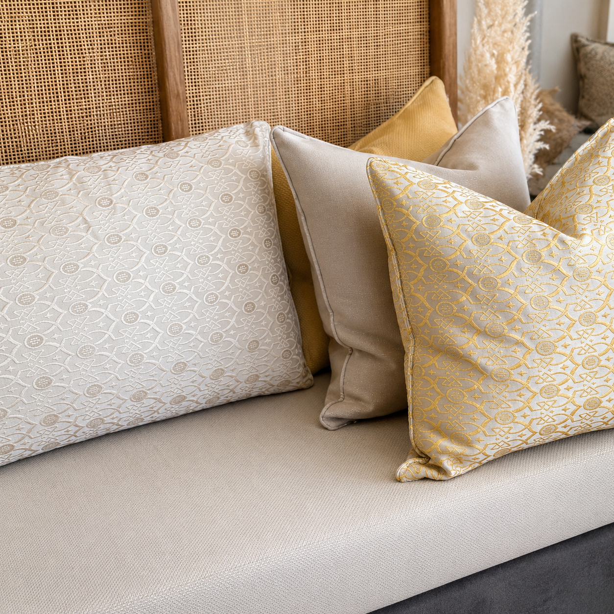 Salon marocain beige à motif oriental en relief, coordonnés à un tissu uni, tissés au Maroc par Biyadi Collection.