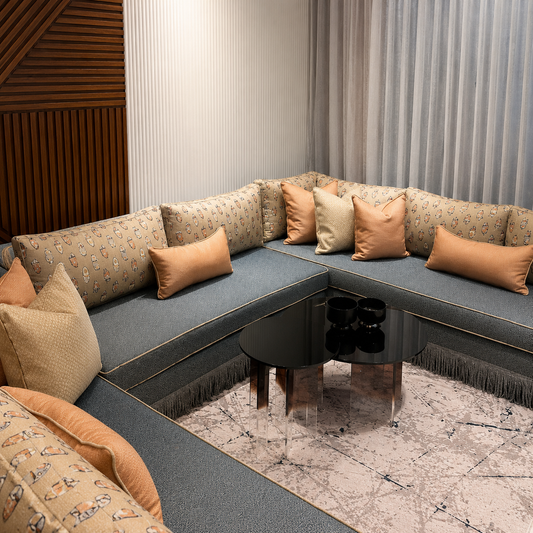Salon marocain moderne avec tissu Zellij bleu tissé au Maroc, coussins terracota et décoration contemporaine signée Biyadi Collection.